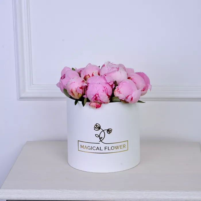 Букет из 11 розовых пионов в белой шляпной коробке