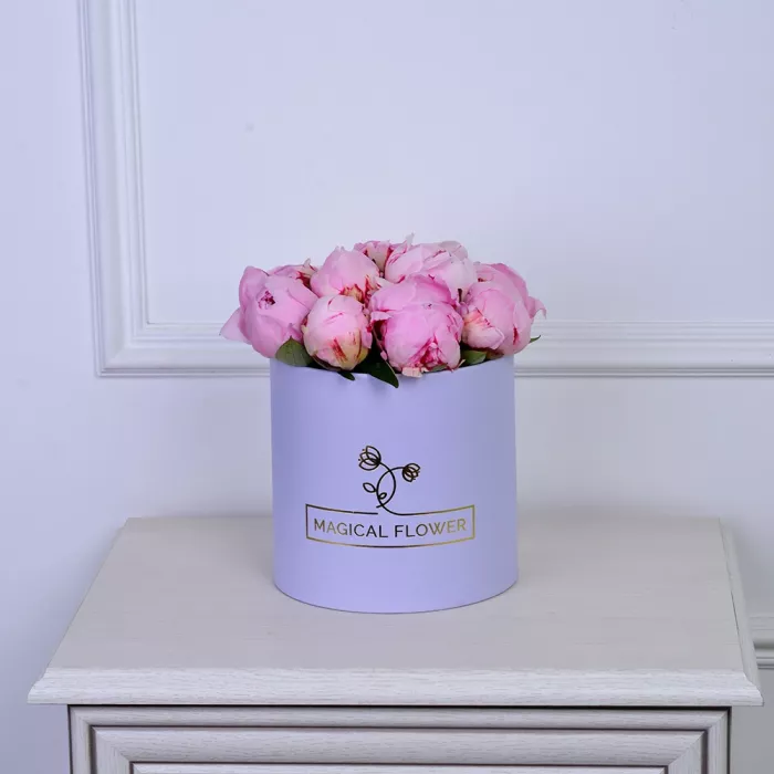 Букет из 11 розовых пионов в фиолетовой шляпной коробке