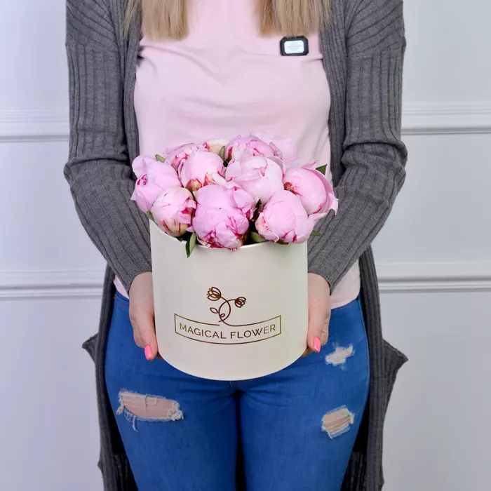 Букет из 11 розовых пионов в кремовой шляпной коробке