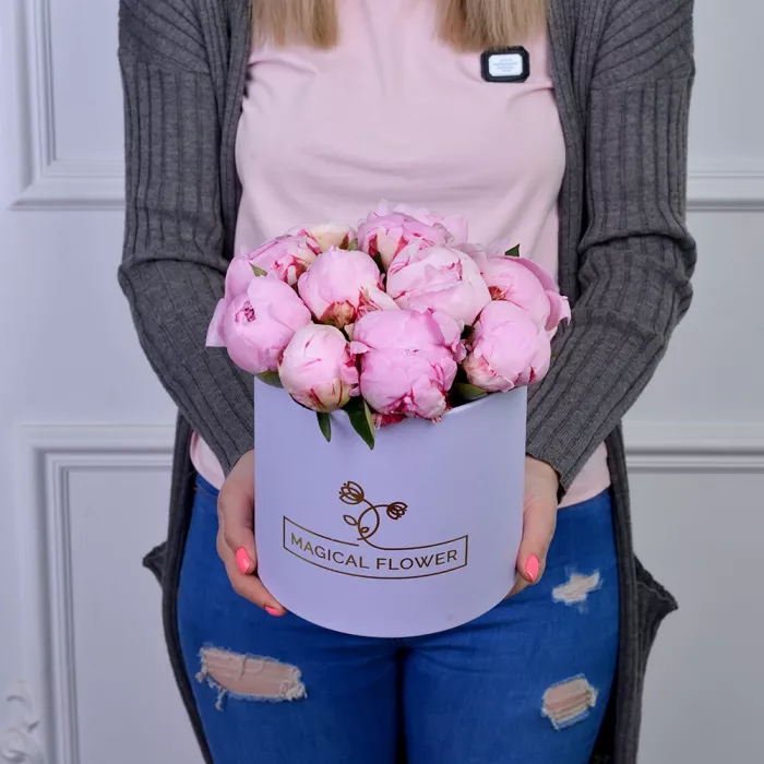 Букет из 11 розовых пионов в фиолетовой шляпной коробке