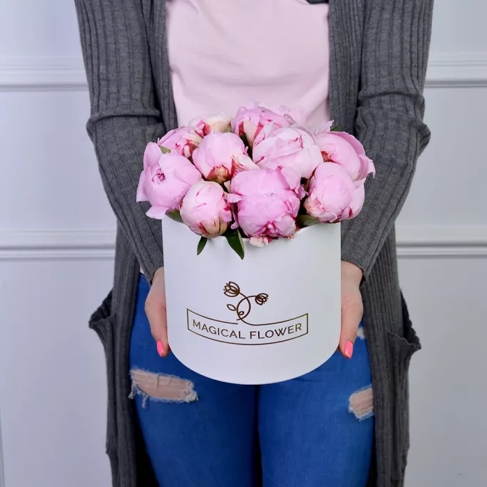 Букет из 11 розовых пионов в белой шляпной коробке