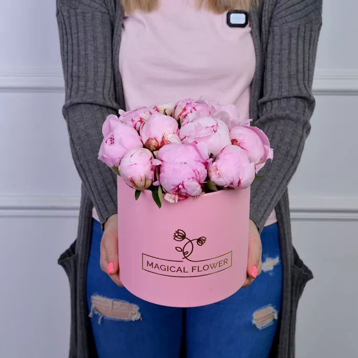 Букет из 11 розовых пионов в розовой шляпной коробке