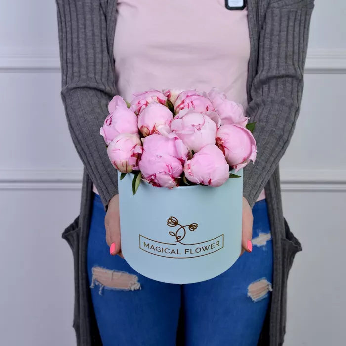 Букет из 11 розовых пионов в голубой шляпной коробке