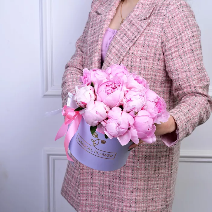 Букет из 11 розовых пионов в фиолетовой шляпной коробке