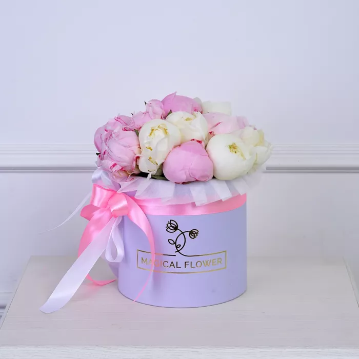 Букет из 11 разноцветных пионов в фиолетовой шляпной коробке