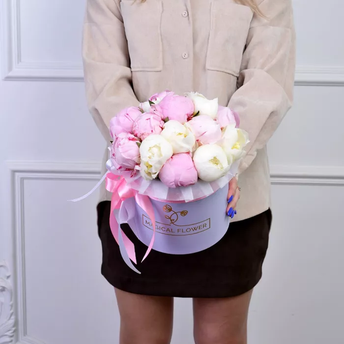 Букет из 11 разноцветных пионов в фиолетовой шляпной коробке