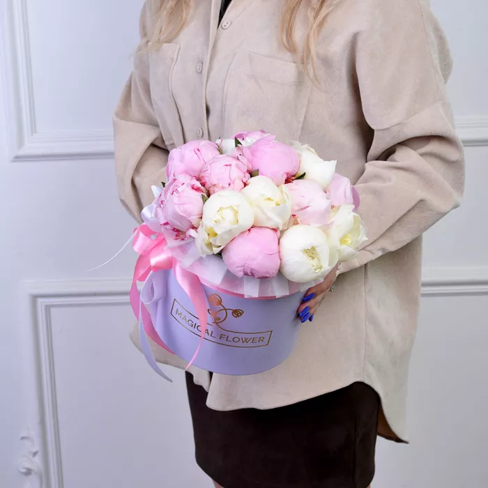 Букет из 11 разноцветных пионов в фиолетовой шляпной коробке