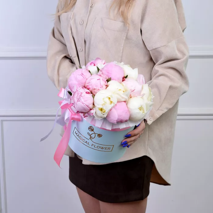 Букет из 11 разноцветных пионов в голубой шляпной коробке