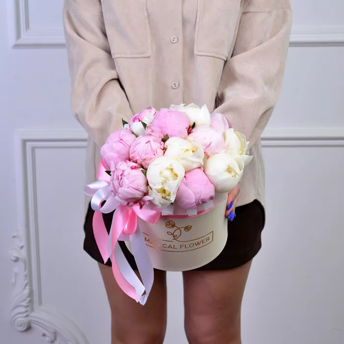 Букет из 11 разноцветных пионов в кремовой шляпной коробке