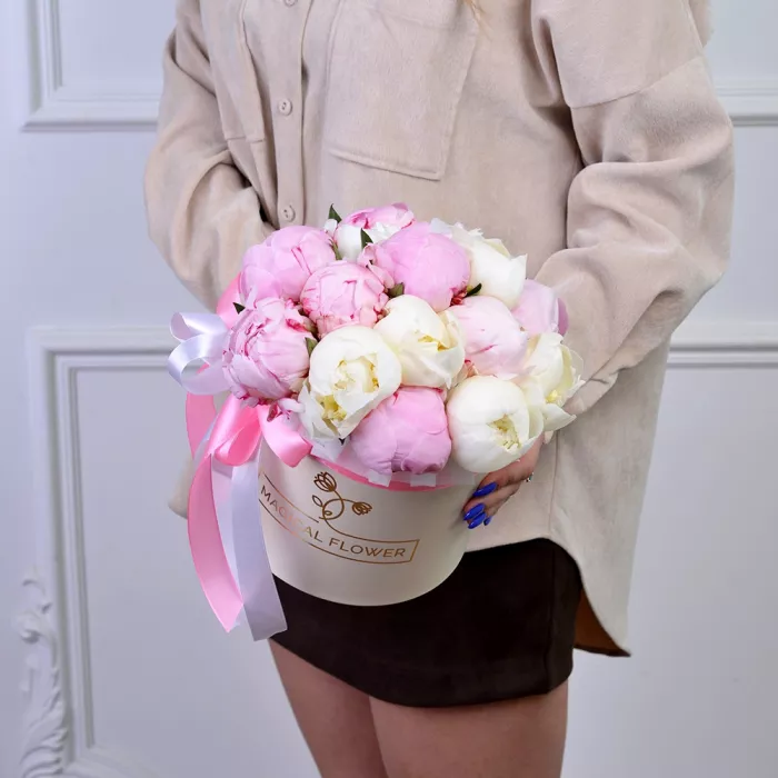 Букет из 11 разноцветных пионов в кремовой шляпной коробке