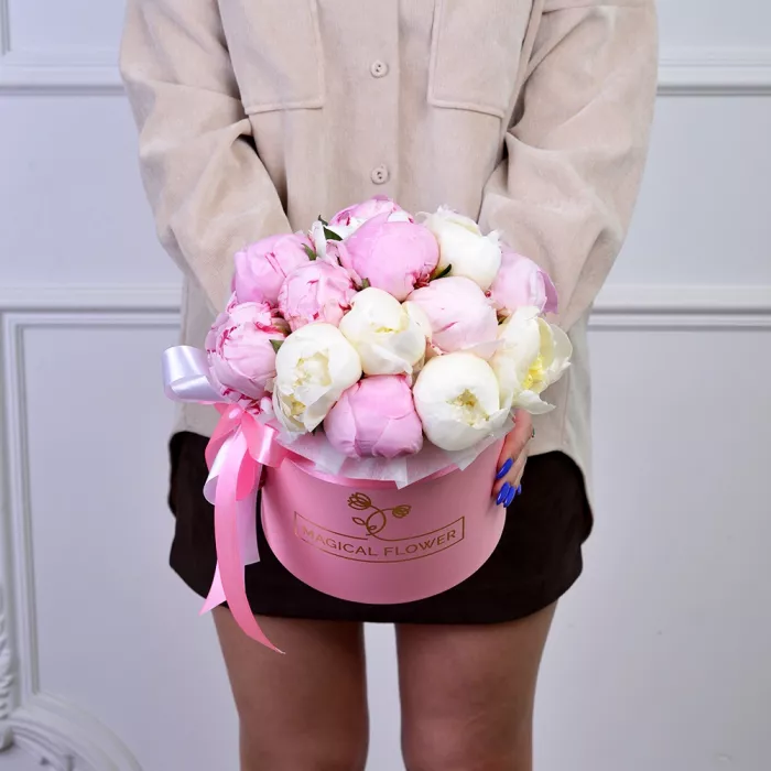 Букет из 11 разноцветных пионов в розовой шляпной коробке