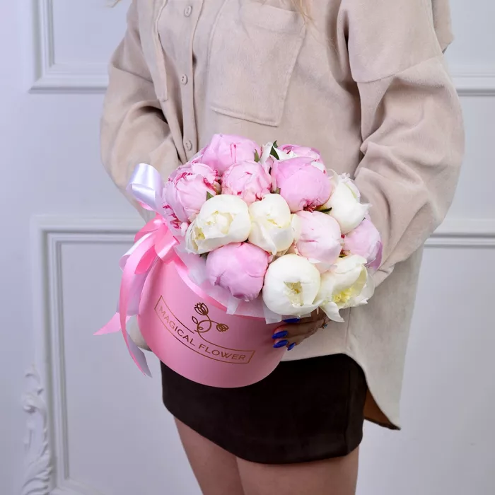 Букет из 11 разноцветных пионов в розовой шляпной коробке