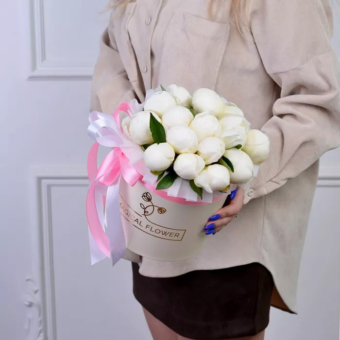 Букет из 15 белых пионов в кремовой шляпной коробке