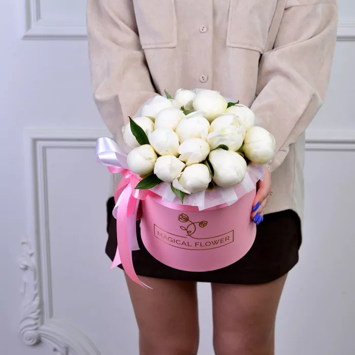 Букет из 15 белых пионов в розовой шляпной коробке