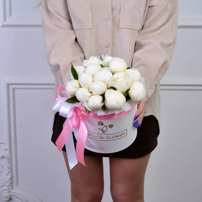 Букет из 15 белых пионов в белой шляпной коробке