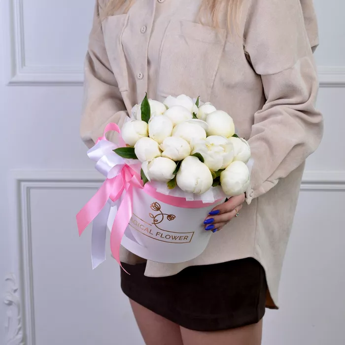 Букет из 15 белых пионов в белой шляпной коробке