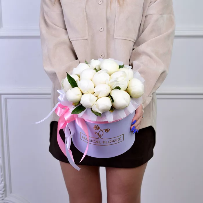 Букет из 15 белых пионов в фиолетовой шляпной коробке Букет из 15 белых пионов в фиолетовой шляпной коробке