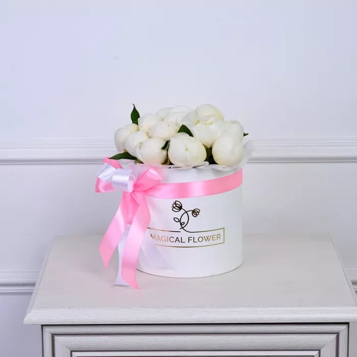 Букет из 15 белых пионов в белой шляпной коробке