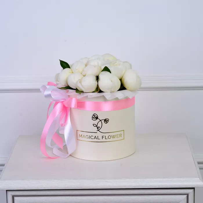 Букет из 15 белых пионов в кремовой шляпной коробке