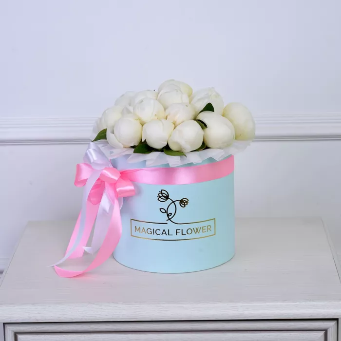 Букет из 15 белых пионов в голубой шляпной коробке