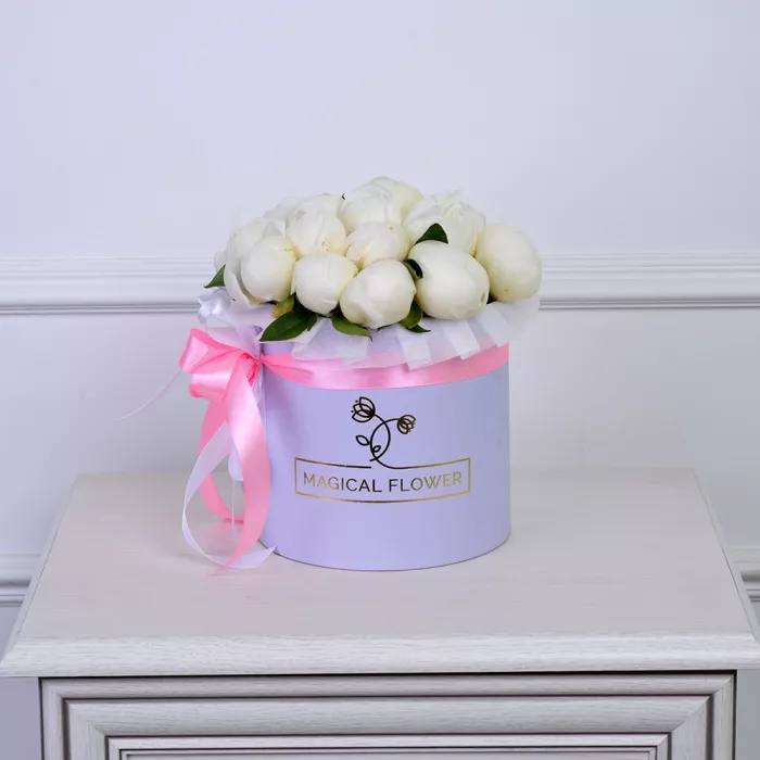 Букет из 15 белых пионов в фиолетовой шляпной коробке Букет из 15 белых пионов в фиолетовой шляпной коробке