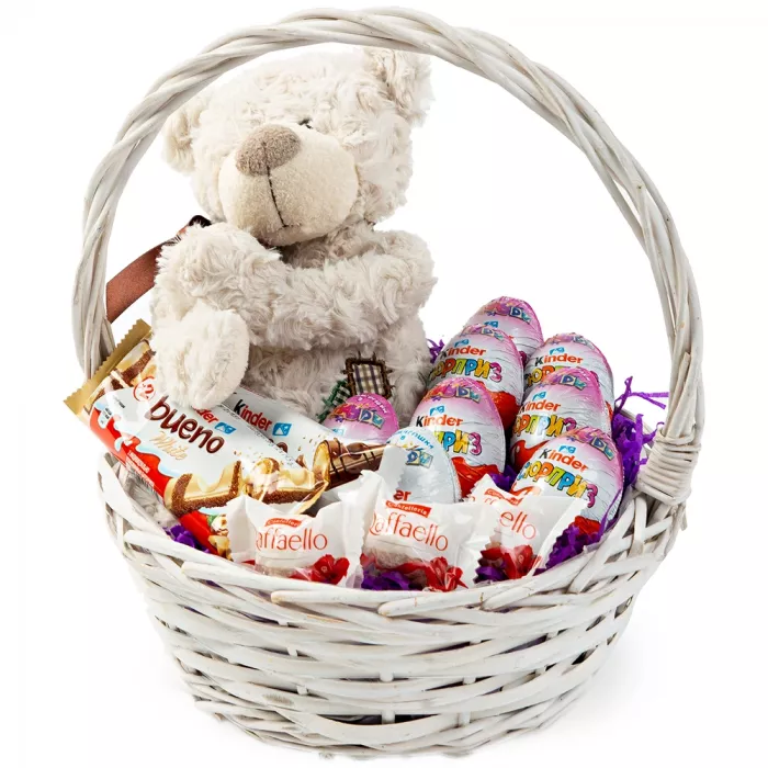 Корзина мишкой и киндер ассорти
