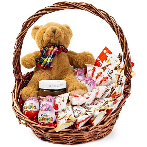 Корзина со сладостями и мишкой Корзина со сладостями и мишкой