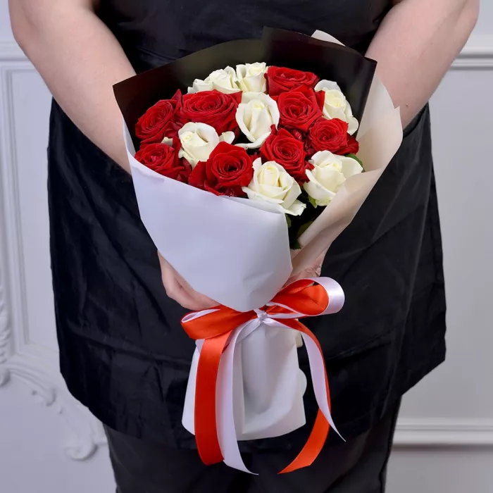 15 красных и белых роз Premium 40 см