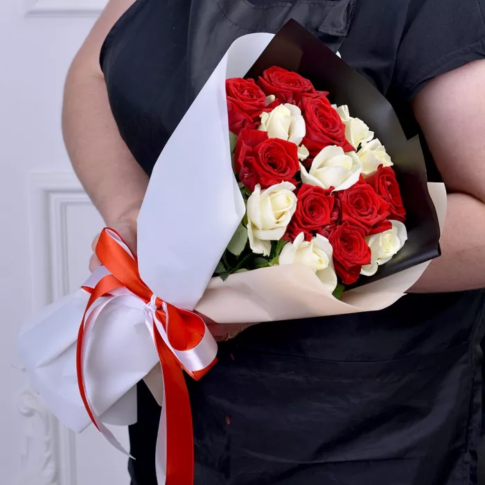 15 красных и белых роз Premium 40 см