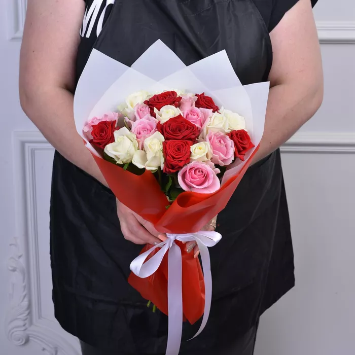 Букет из 21 разноцветной розы Premium 40 см