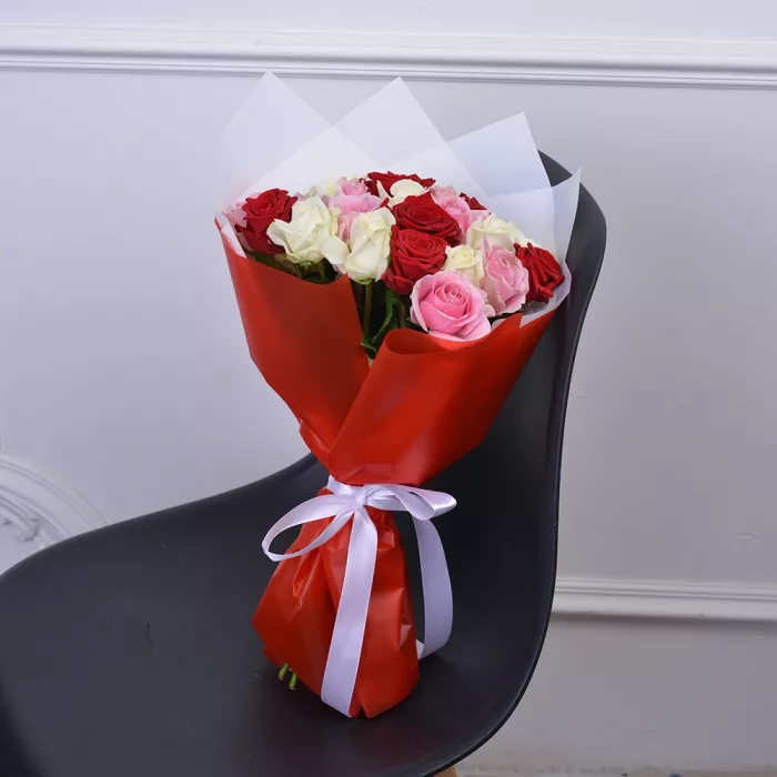 Букет из 21 разноцветной розы Premium 40 см
