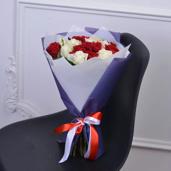19 красных и белых роз premium 40 см
