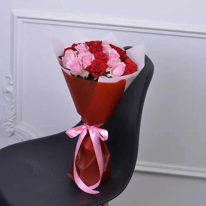 19 разноцветных роз premium 40 см