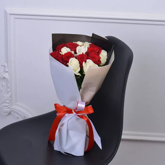 15 красных и белых роз Premium 40 см