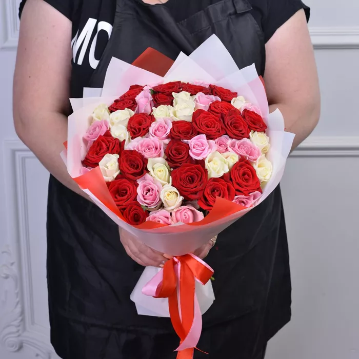 Букет из 51 разноцветной розы 40 см