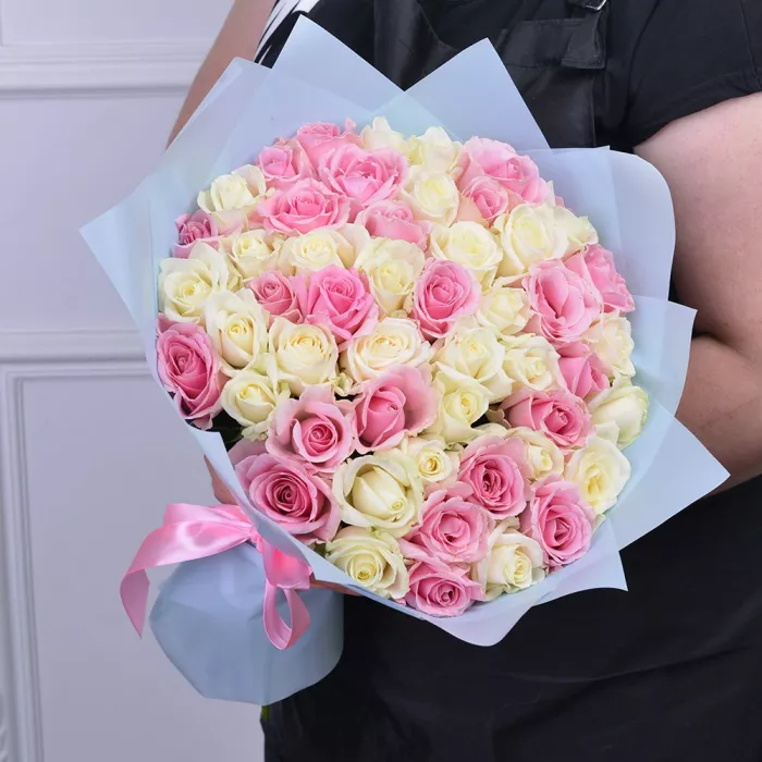 Букет из 51 белой и розовой розы premium 40 см