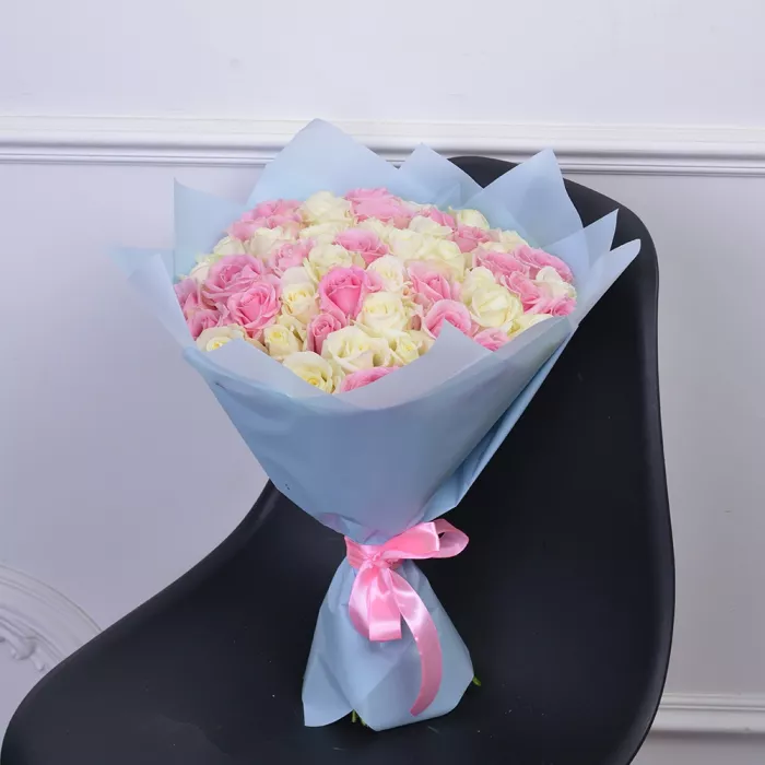 Букет из 51 белой и розовой розы premium 40 см