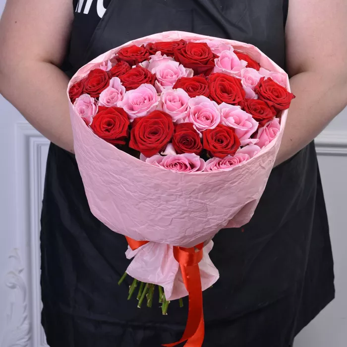 Букет из 35 разноцветных роз 40 см