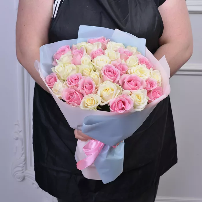 Букет из 35 разноцветных роз premium 40 см