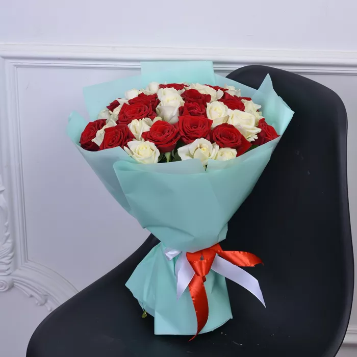 Букет из 35 красных и белых роз 40 см