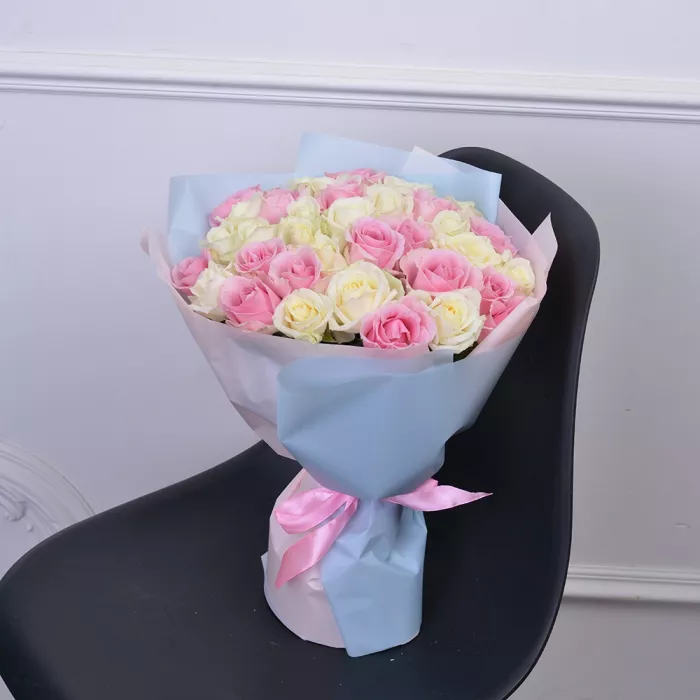 Букет из 35 разноцветных роз premium 40 см