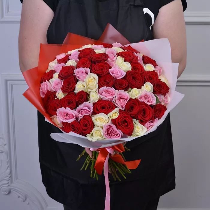 Букет из 75 разноцветных роз 40 см
