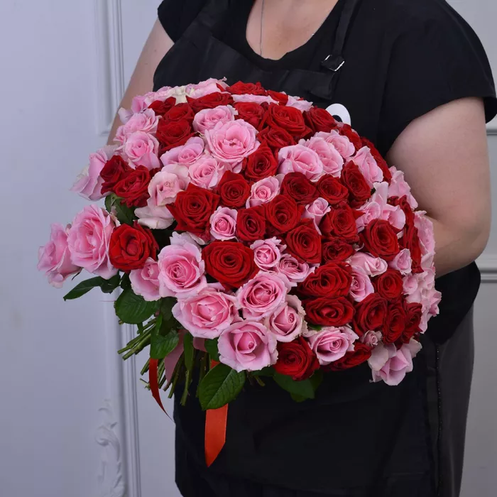 Букет из 101 красных и розовых роз Premium 40 см