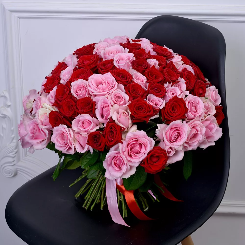 Букет из 101 красных и розовых роз Premium 40 см - купить в Москве по цене  7990 р - Magic Flower