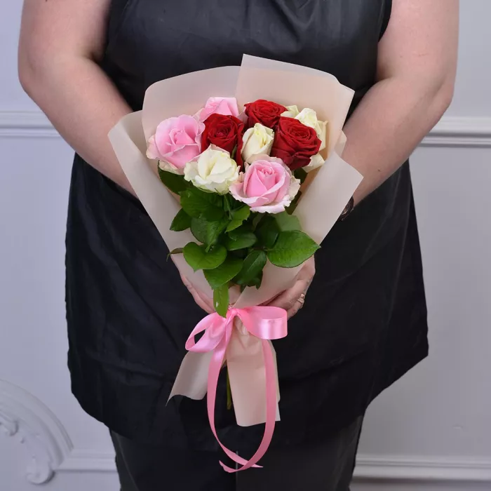 Букет из 5 разноцветных роз 40 см