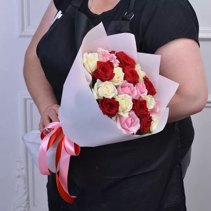 Букет из 19 разноцветных роз premium 40 см
