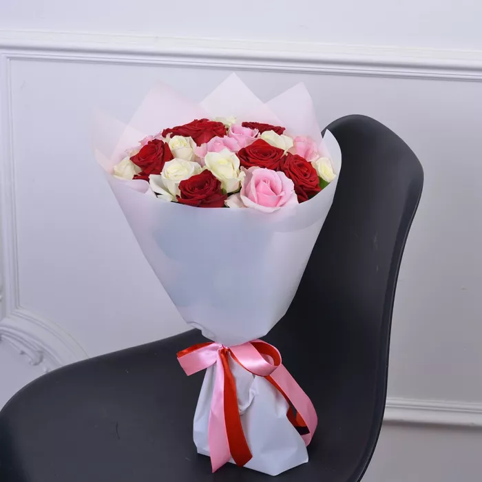 Букет из 19 разноцветных роз premium 40 см