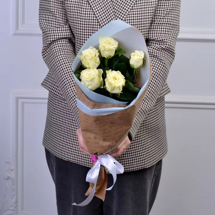 Букет из 5 белых роз 60 см