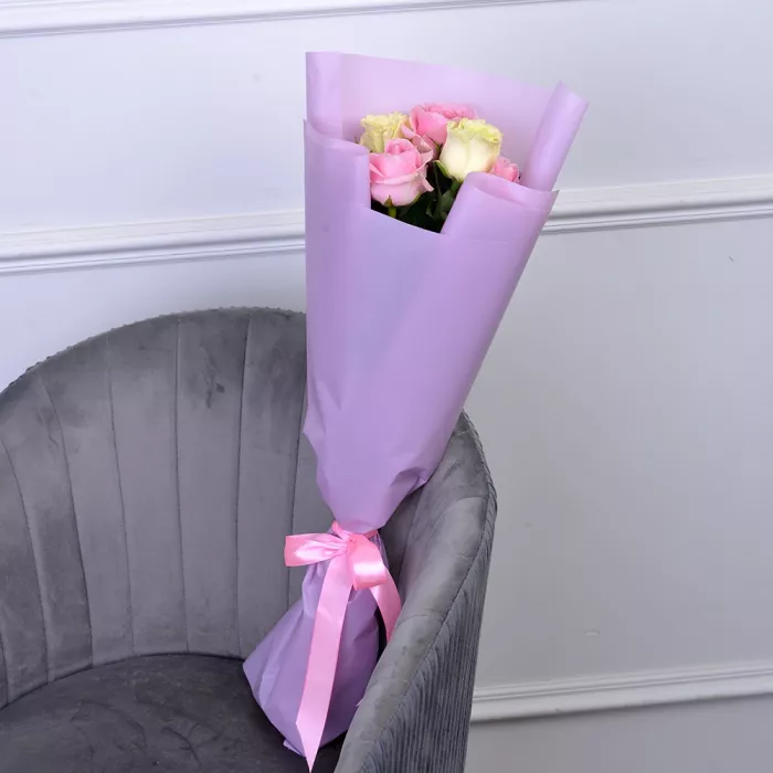 Букет из 5 разноцветных роз 60 см