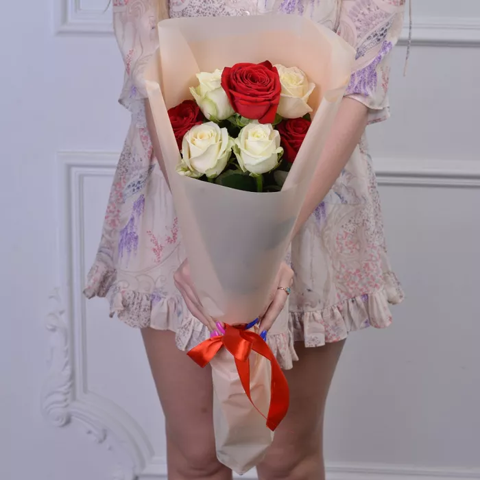 7 красных и белых роз 60 см в пленке